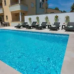 In With Swimming Pool Holiday home